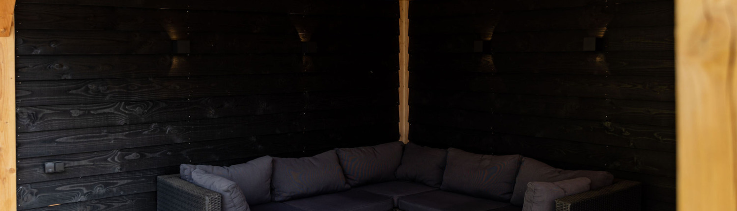 Houten overkapping met schuur op maat in Leersum