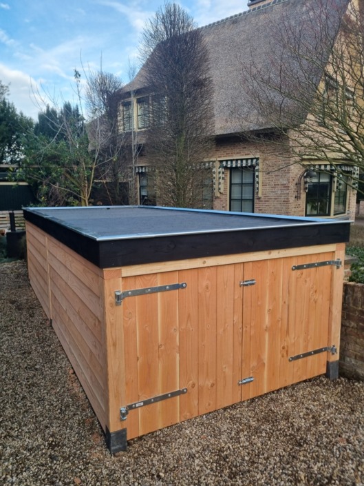 Houten containerberging op maat met plat dak en dubbele deuren